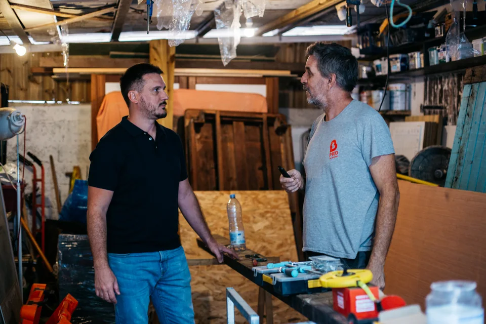 Pierre-Yves Luminet en discussion dans un atelier, photographie d’illustration.
